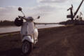 Stehendes Mofa mit Helm